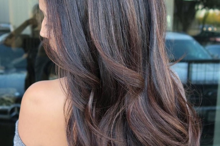 Balayage chocolat : lequel, pour qui et comment l'adopter