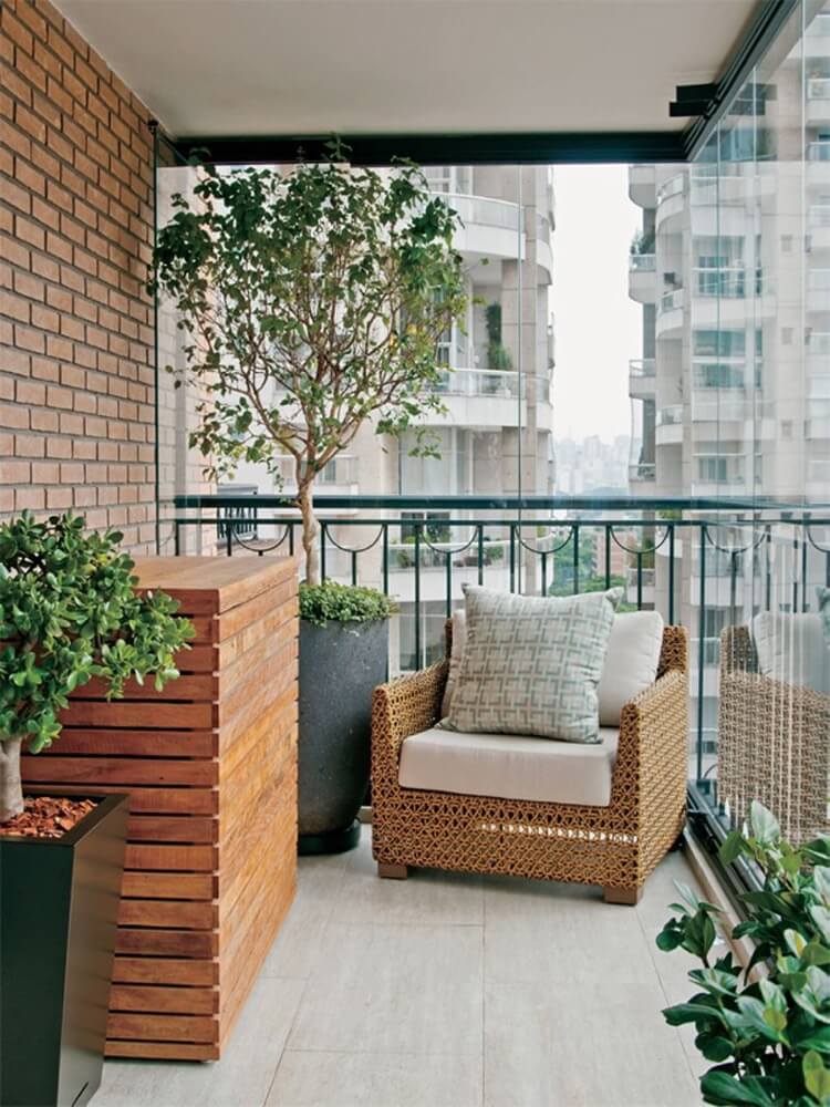 cache-climatiseur extérieur pas cher en bois sur le balcon moderne