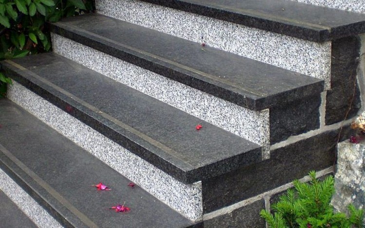 carrelage pour escalier extérieur avec nez de marche en granite