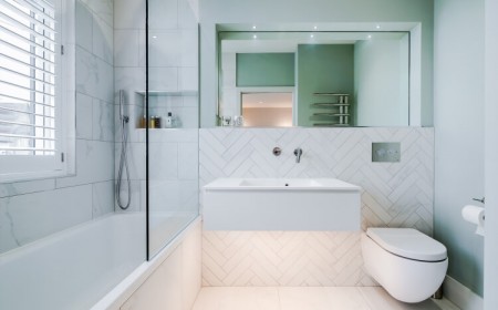 carrelage wc suspendu carreaux étroits chevronnés