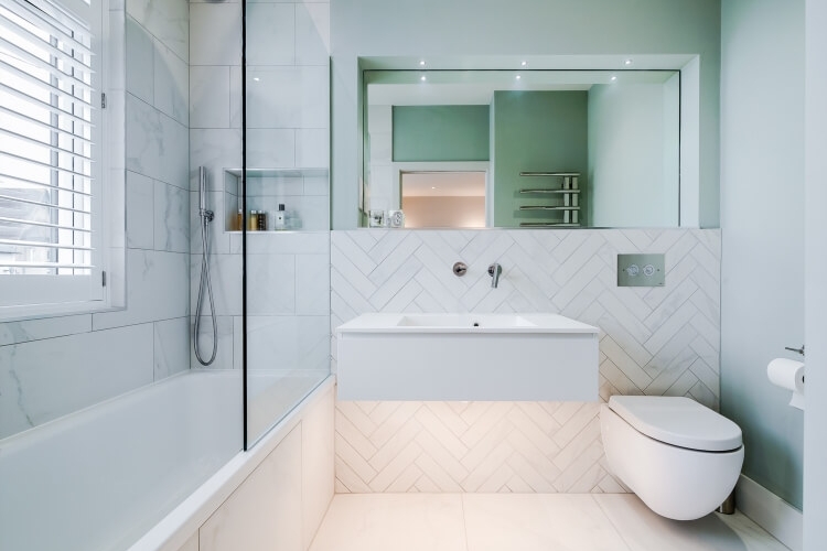 carrelage wc suspendu carreaux étroits chevronnés