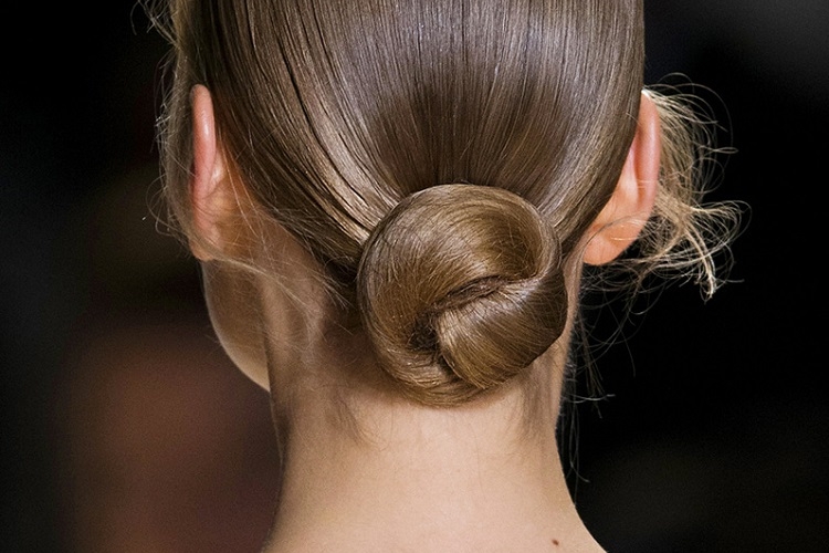 Chignon cheveux courts : idées et tuto pour le réussir