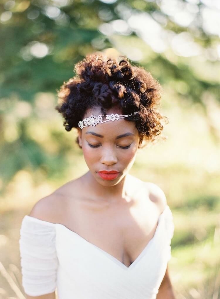 coiffure mariage cheveux courts afro avec headband