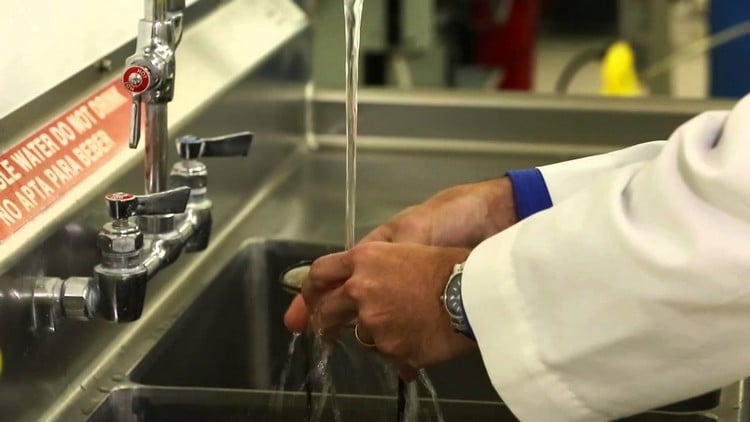 comment bien nettoyer lunettes de vue laver eau savonneuse