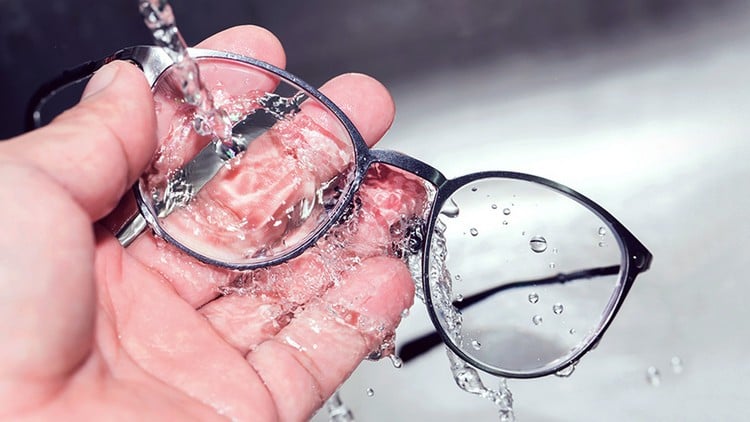 comment bien nettoyer ses lunettes de vue laver eau robinet