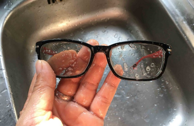 comment nettoyer lunettes de vue laver eau savonneuse