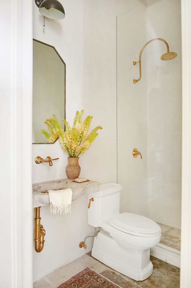 couleur wc blanche tendance 2021 avec des accessoires dorés