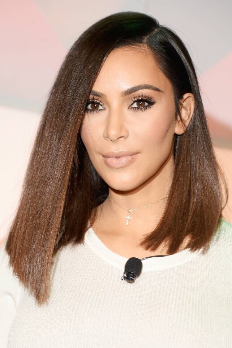 coupe carré long asymétrique cheveux raides Kim Kardashian