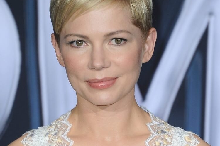 Coupe courte femme 2021 visage rond pour un look iconique et flatteur