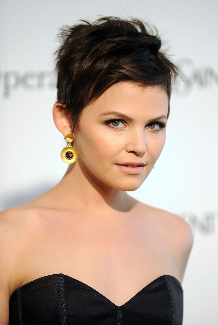 Coupe Cheveux Court Femme Visage Rond
