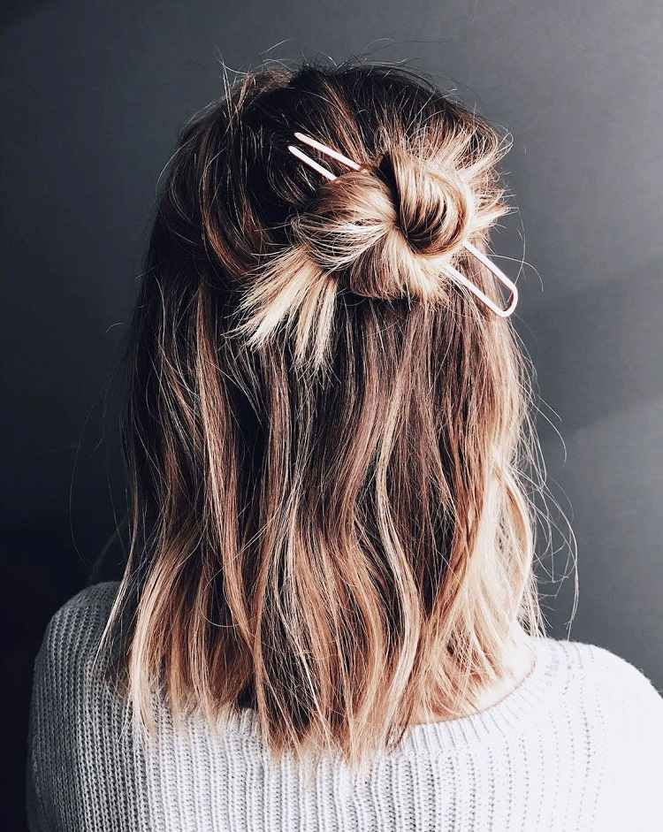 demi chignon cheveux court carré avec frange cuff bun