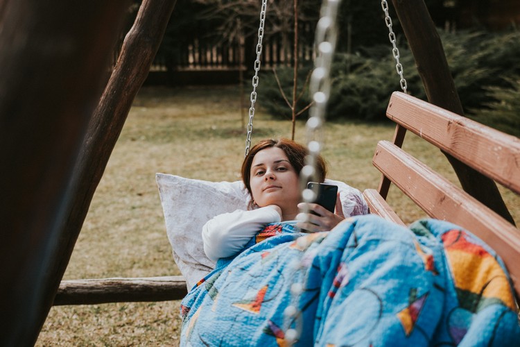 dormir dehors en été avantages sommeil santé lumière naturelle améliorer mélatonine booster immunité