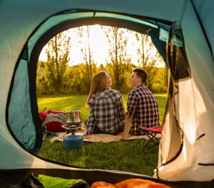 dormir dehors en été nature bienfaits santé air pur réduire stress et anxiété retrouver paix intérieure