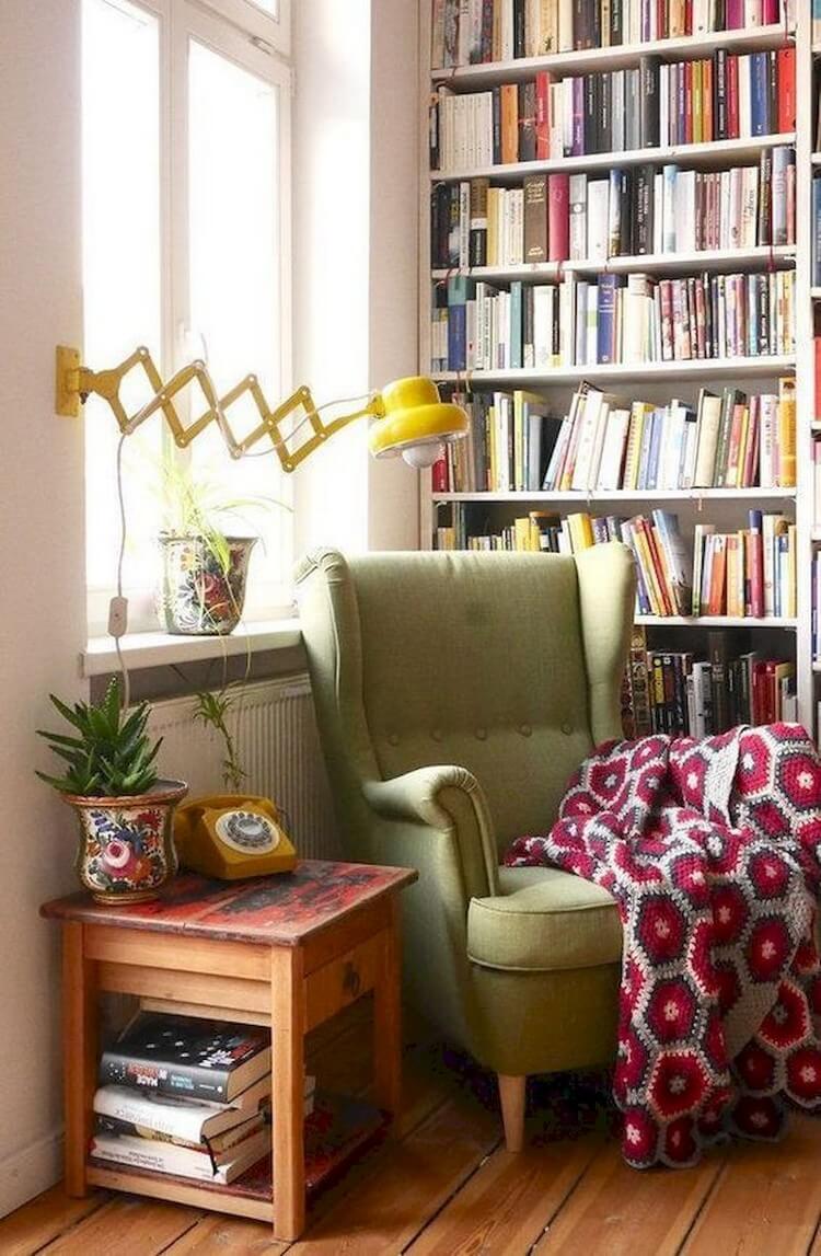 décoration bibliothèque lampe bras extensible fauteuil douillet