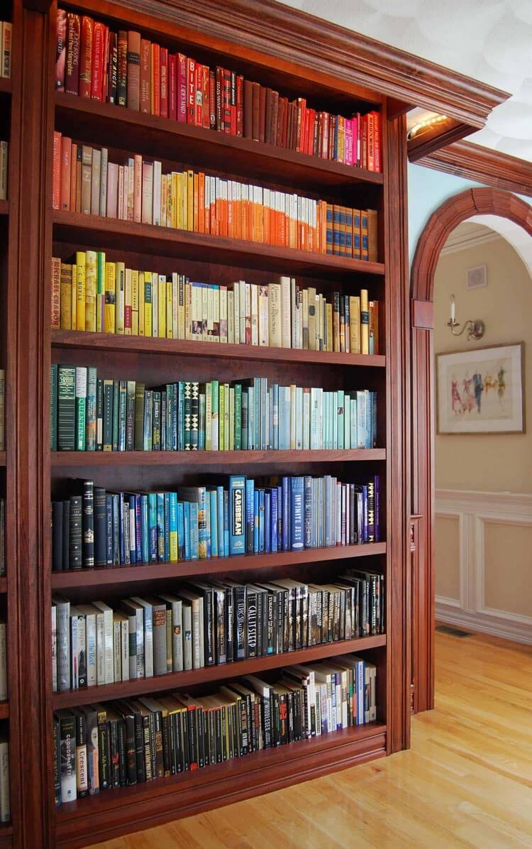 décoration bibliothèque maison rangement livres par couleur