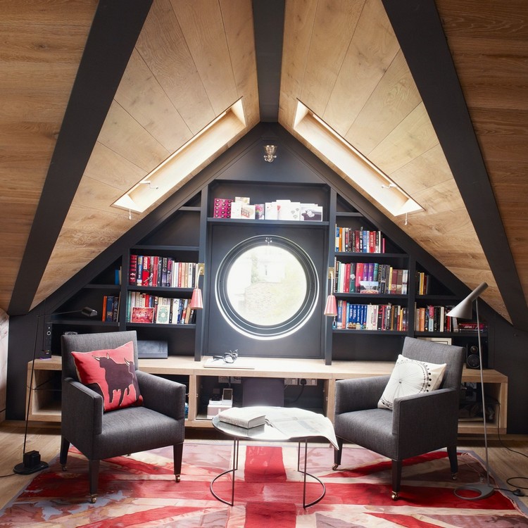 décoration bibliothèque maison sous combles aménagement symétrique