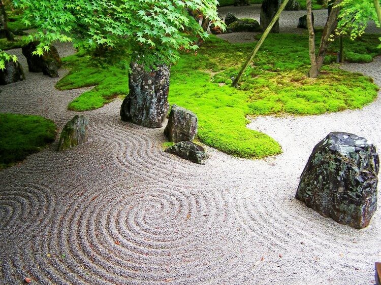décoration jardin extérieur zen gravier fin roches mousse tapissante