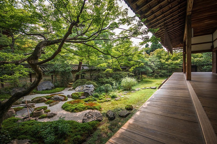décoration jardin extérieur zen pierre gravier fin roches mousse