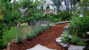 faire allée de jardin pas cher en paillage copeaux écorce bois