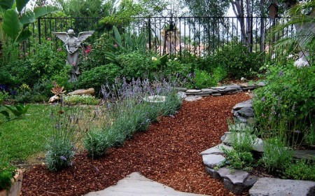 faire allée de jardin pas cher en paillage copeaux écorce bois