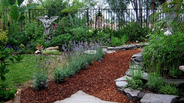 faire allée de jardin pas cher en paillage copeaux écorce bois