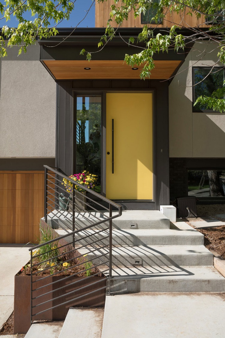idée aménagement entrée maison extérieur avec escalier porte entrée jaune