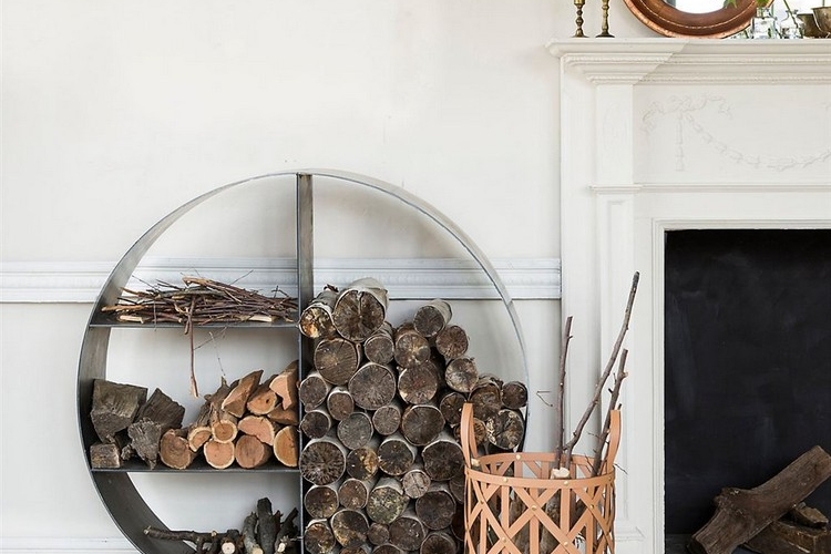 idée range-bois intérieur en acier cylindre divisé sections
