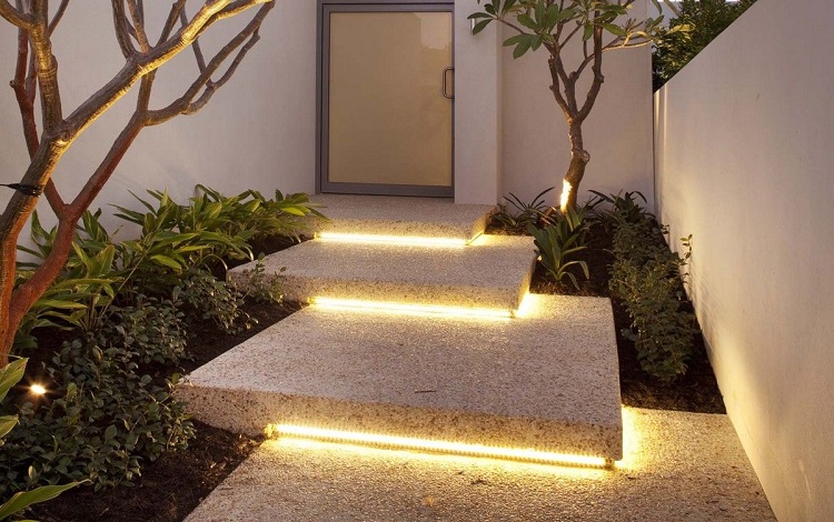 idée éclairage entrée avec escalier extérieur
