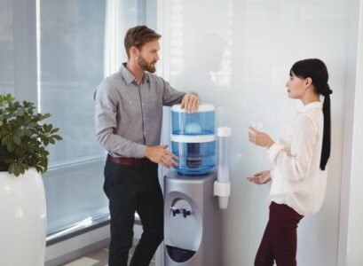la fontaine à eau dans le lieu de travail encourage les employés à rester hydratés