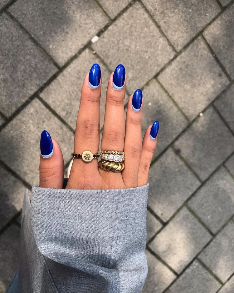nail art automne 2021 french manucure renversee gel bleu profond