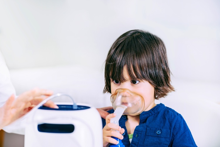 problèmes respiratoires chez les enfants exposés à humidité dans la maison