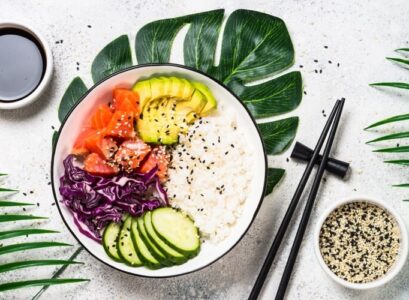 recettes de poke bowl au samon tranches avocat concombre et chou rouge riz basmati