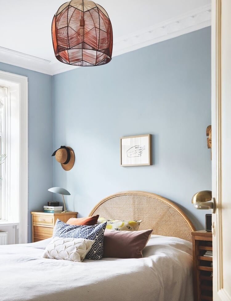 tête de lit en rotin arrondie style vintage peinture chambre bleu pastel
