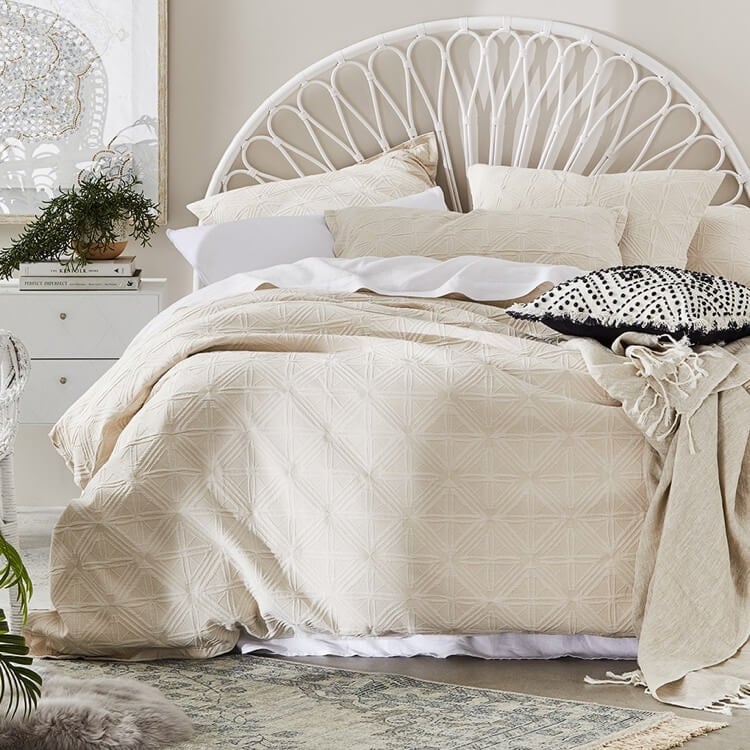 tête de lit en rotin blanc design arrondi chambre taupe