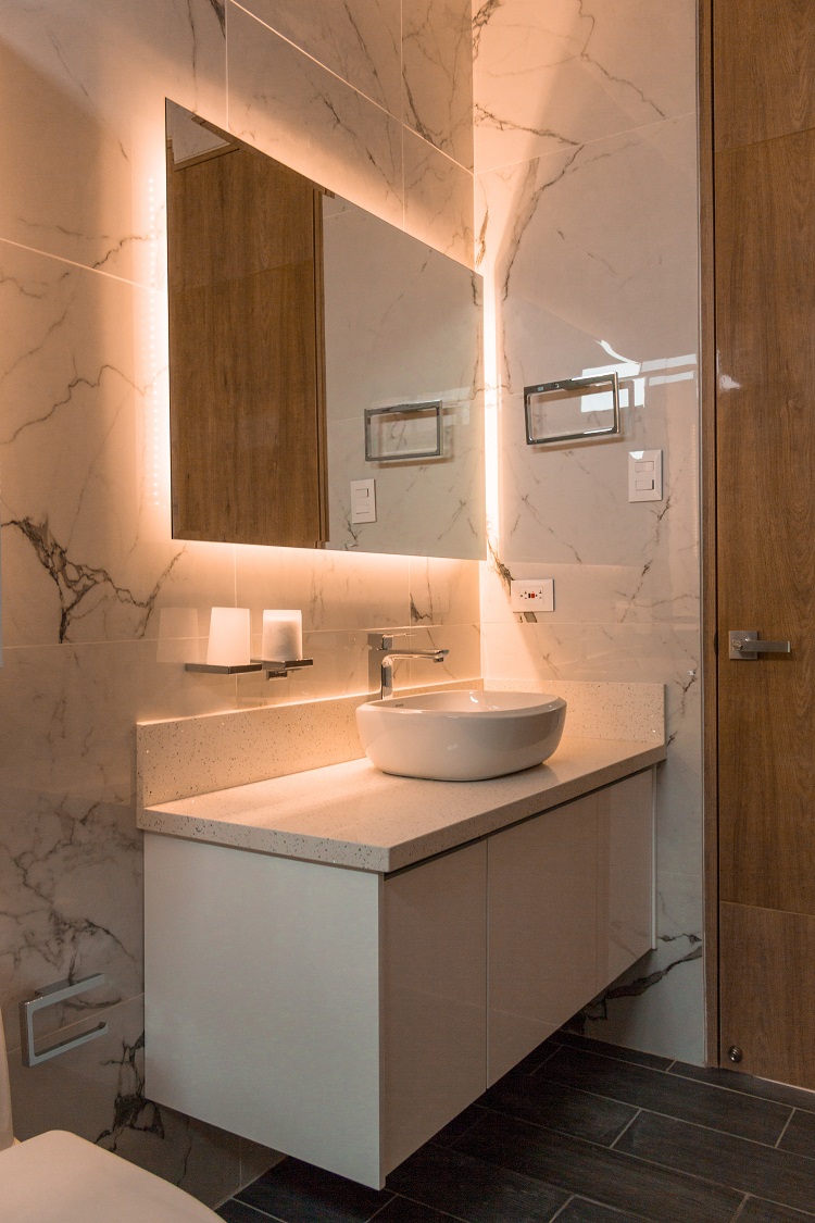 toilette en marbre blanc avec des details en bois