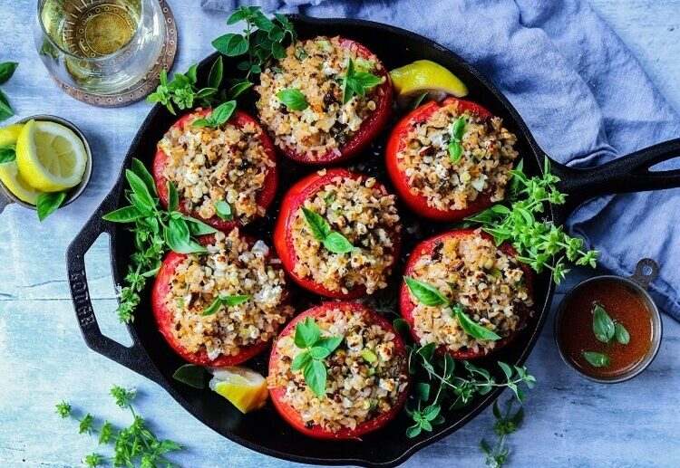 tomates farcies au four avec du riz recette méditerranéenne
