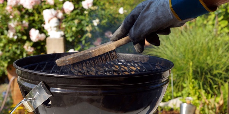 utiliser le savon noir au jardin comme produit dégraissant naturel pour nettoyer la grille du barbecue