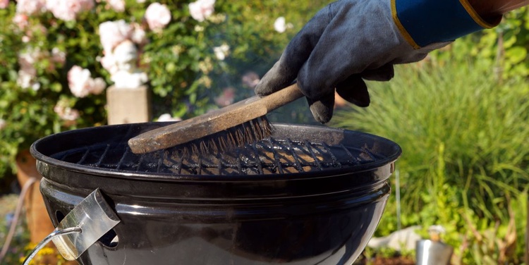 utiliser le savon noir au jardin comme produit dégraissant naturel pour nettoyer la grille du barbecue