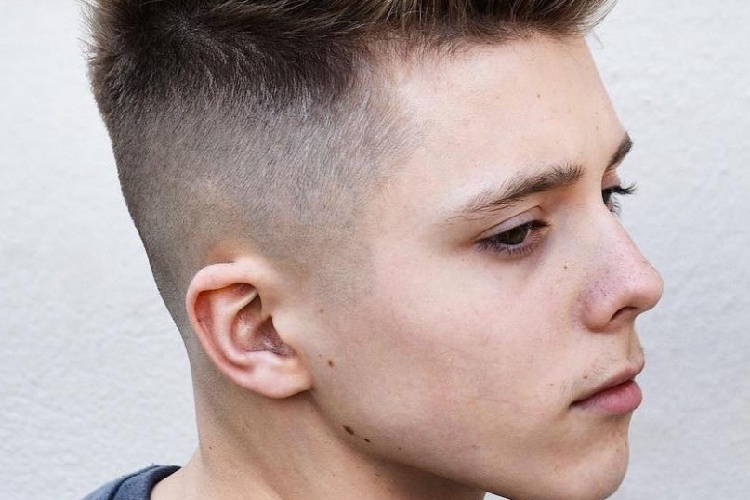 Quelle coupe de cheveux ado garçon sera tendance à la rentrée