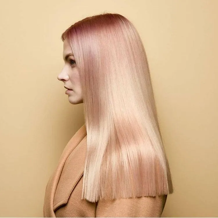 Glass Hair sur cheveux blonds - tendance automne 2021