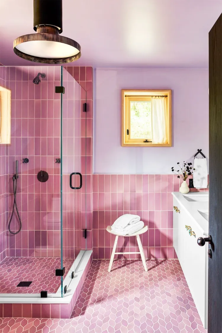 aménagement petite salle de bain moderne rose