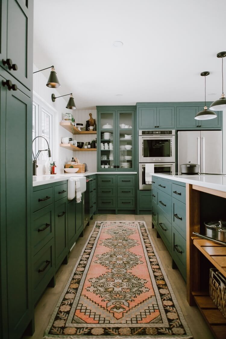 armoires de cuisine bleu-canard et tapis rose