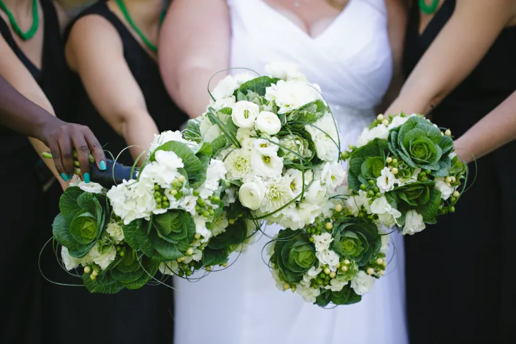 bouquet mariée thème blanc et vert chou d'ornement renoncules hortensia