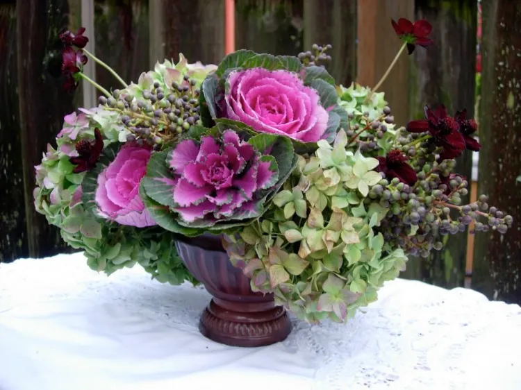 centre de table composition d'automne avec chou d'ornement rose hortensia