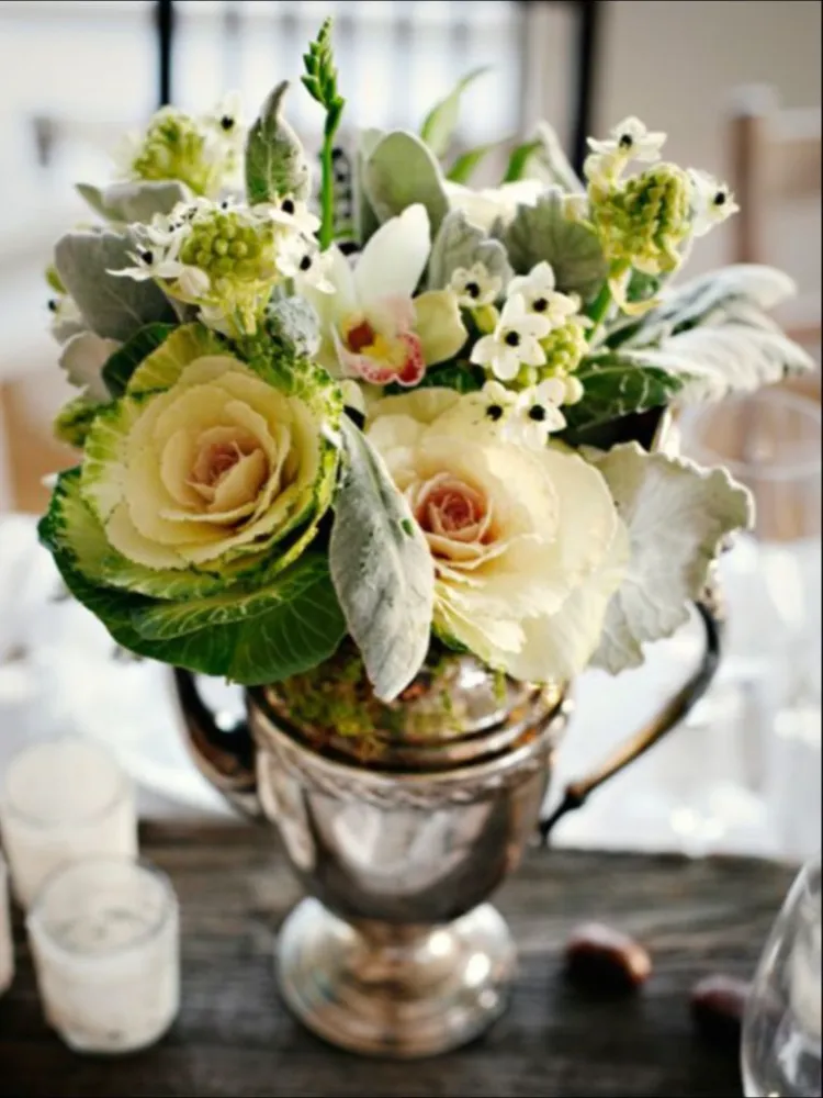 centre de table mariage composition avec chou d'ornement fleurs blanches