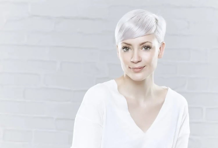 cheveux blancs courts avec frange plaquée look moderne pour la rentrée