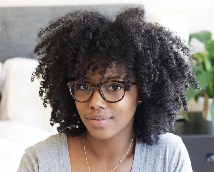 cheveux frisés naturels afro femme frange bouclée tendances 2022