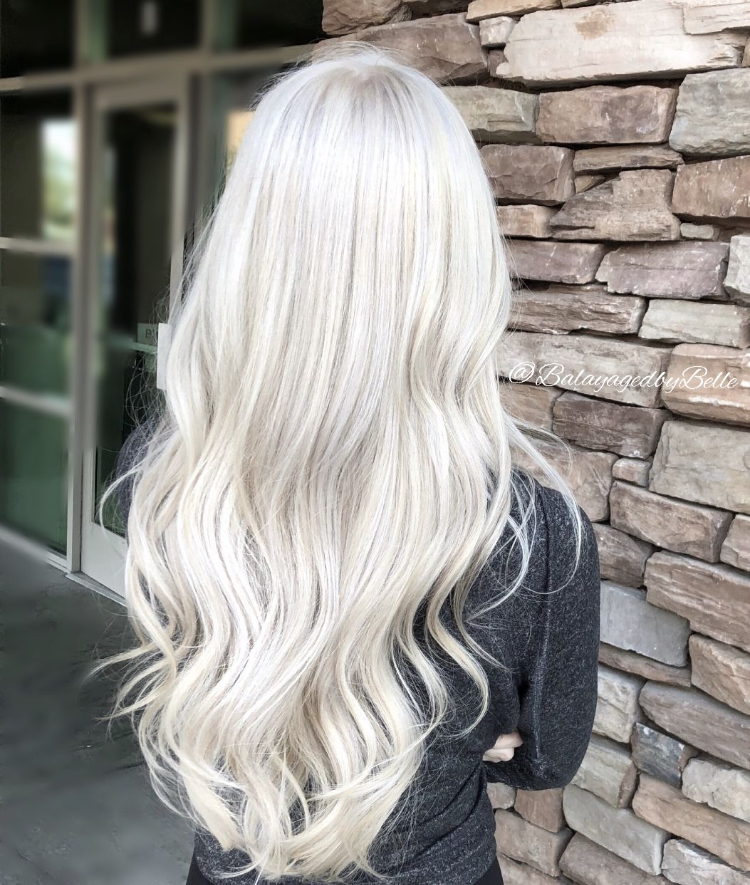 coloration cheveux tendance 2022 pour les blondes blonde platine style capillaire moderne