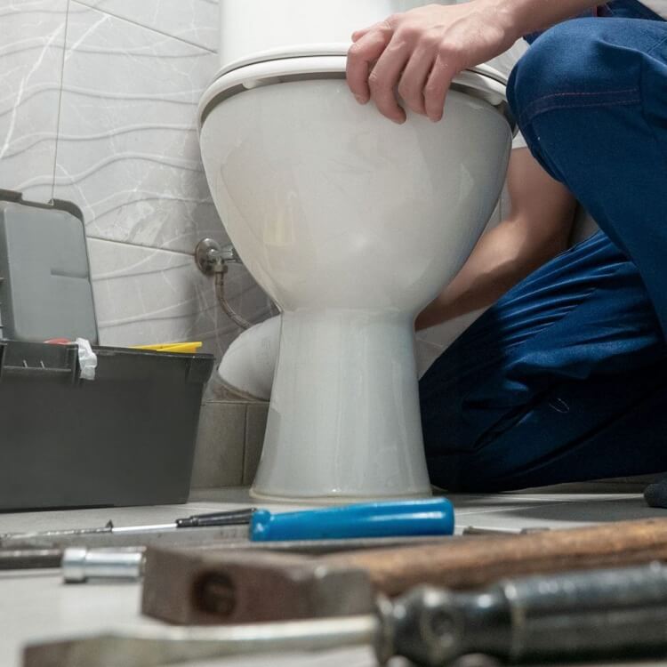 comment déboucher des toilettes attention coincer cintre tuyaux endommager
