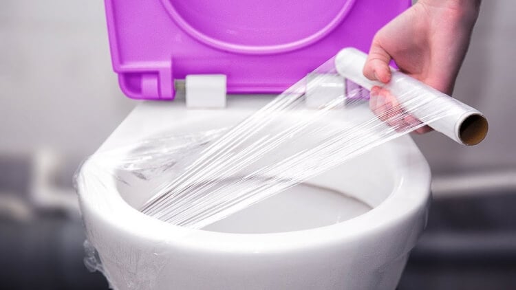 comment déboucher des toilettes créer joint hermétique cellophane film alimentaire